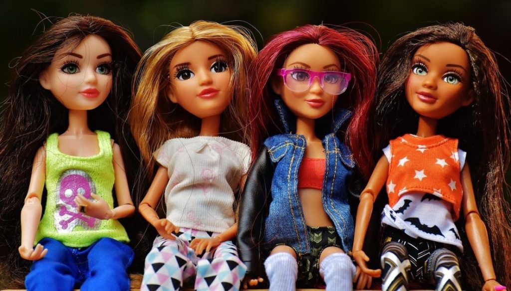 Collectie van de beste meisjes speelgoed voor meiden onder de 10, inclusief LEGO, experimenteersets en creatieve speelgoed.