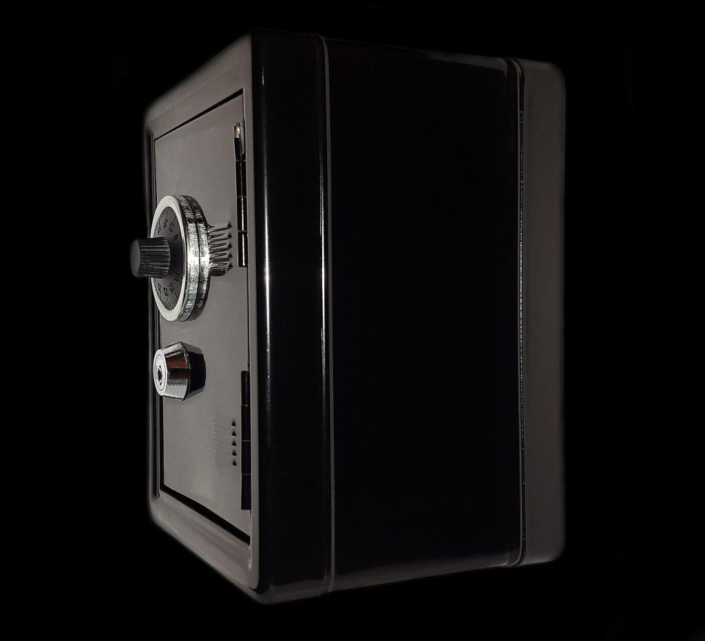 Master 5440D Bluetooth-sleutelkluis beveiligingsfaal: hangslot geopend met schroevendraaier