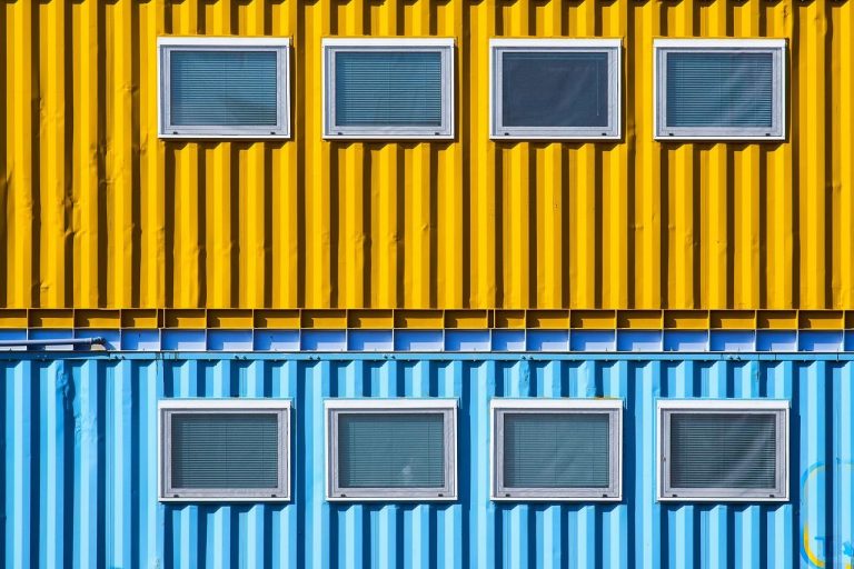 Ons team Slim omgaan met ruimte: afvalcontainer gevuld met puin, hout en materiaal van verbouwing en opruiming